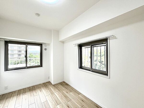 2面採光の洋室。窓から入り込む陽光がお部屋全体を優しく包み込みます！