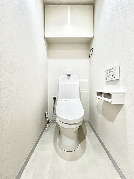明るく清潔感のあるトイレです。