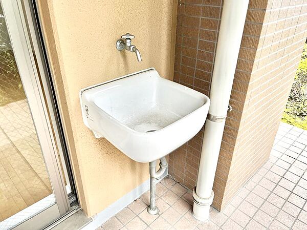 テラスに水栓があればお掃除も楽々です。