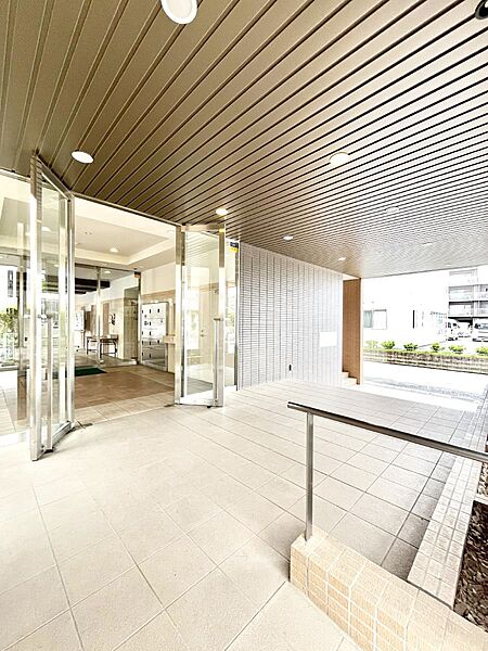 外観 綺麗なエントランスは、居住者を優しく迎えいれてくれます
