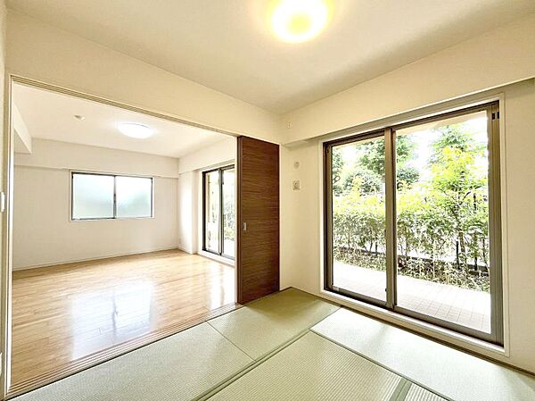 リビング隣接の和室は毎日の暮らしに癒しと安らぎをもたらしてくれます