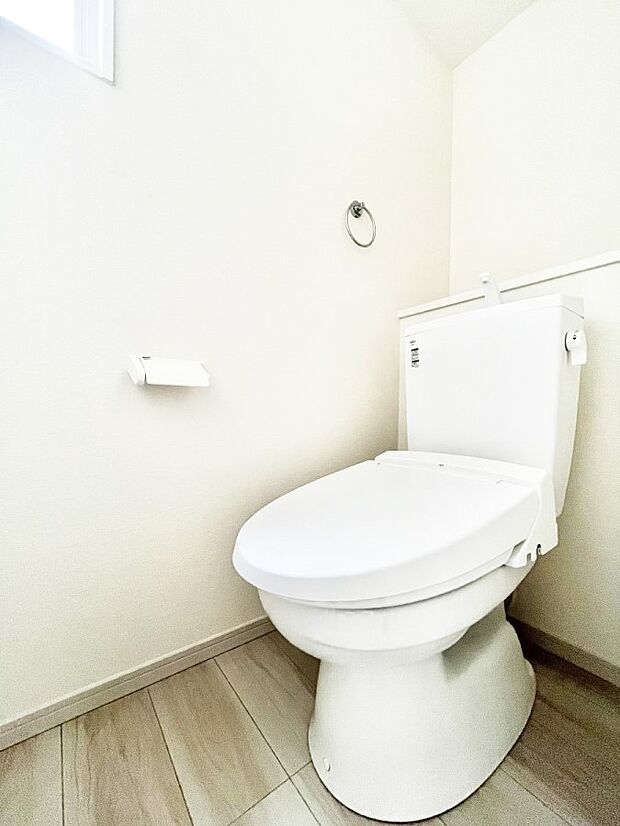 明るく清潔感のあるトイレです。 