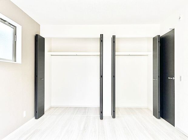 洋室のクローゼット。奥行きがあるので厚手の衣類もすっきり収まります。