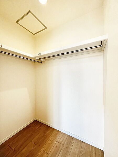 衣類をハンガーに掛けたまま収納できるWIC。衣類の整理整頓がしやすくて便利です！