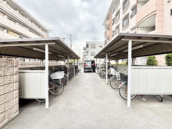 駐輪場は屋根付き
