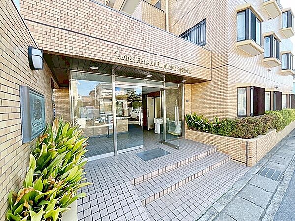 外観 綺麗なエントランスは、居住者を優しく迎えいれてくれます