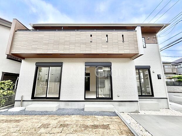 洗練された外観、上質な住空間が広がる室内は永く安心して過ごせる住居です。
