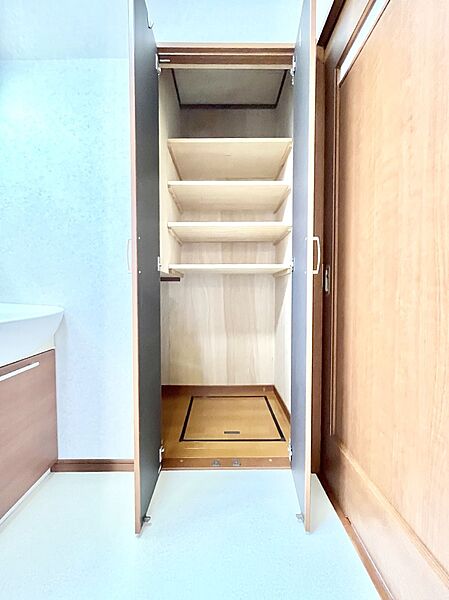 便利なリネン庫で、スッキリした使いやすい洗面室に