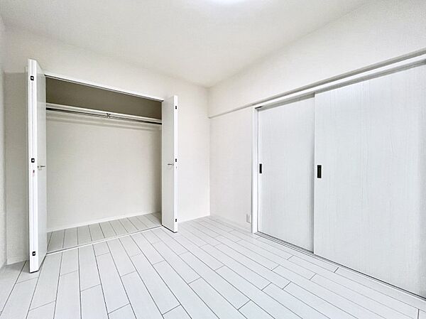 リビングに隣接した洋室。引き戸を開放するとリビングと繋がる憩いの空間に変身！