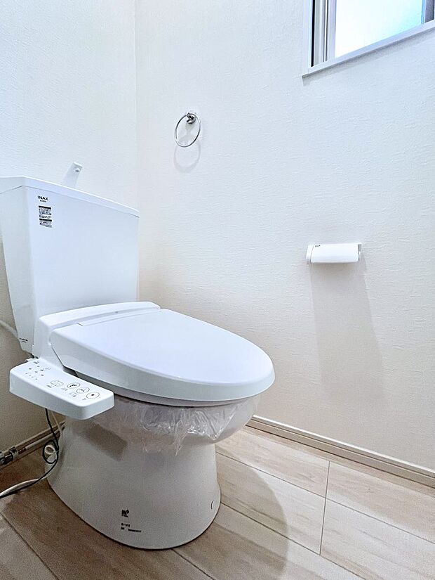 換気用小窓があり、明るく清潔な空間です。 