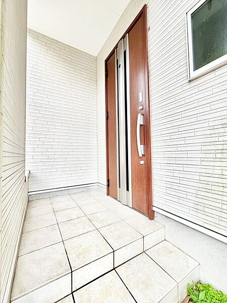 玄関前は雨が降っても濡れにくい屋根付き