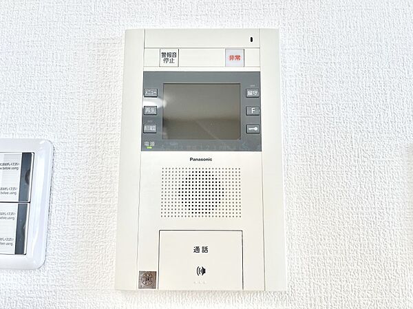 訪問者が一目でわかる安心のＴＶモニター付きインターホン。