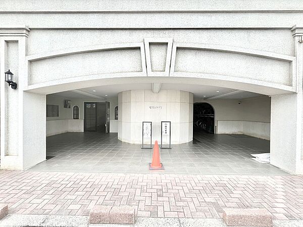 外観 綺麗なエントランスは、居住者を優しく迎えいれてくれます