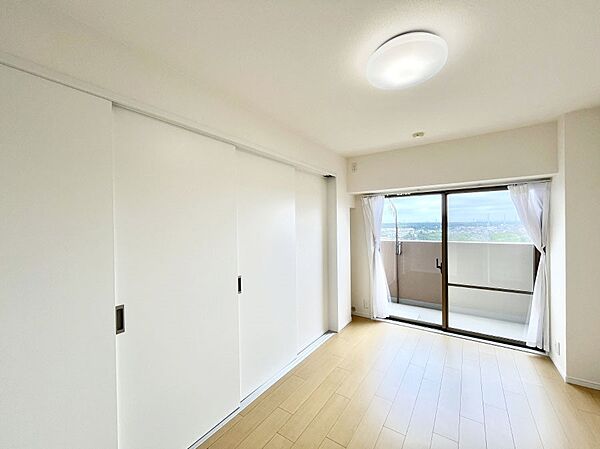 バルコニーが開放感をプラスしてくれる洋室