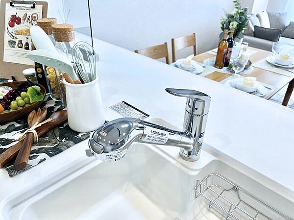 いつでも清潔なおいしいお水を。一つの水栓で水道水と浄水を使い分け。