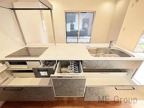 細かいキッチン周りの用具もスッキリ整頓できて快適ですね！