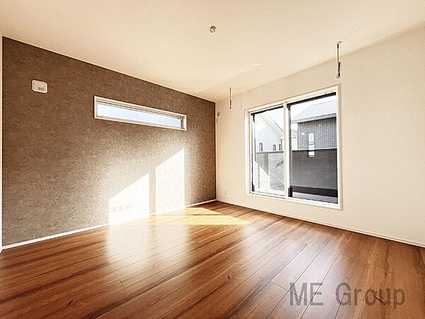 バルコニーから入ってくる日差しがお部屋全体を優しく包み込みます。