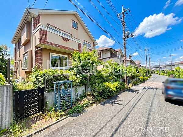 南向きのバルコニーから、心地よい光が室内にたっぷりと差し込みます。