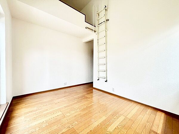 プライベート時間充実！お部屋を有効活用できるロフト付きのお部屋です。