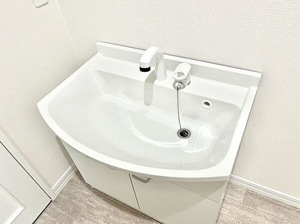 明るい洗面所は毎朝の身支度も楽しくできちゃいそうです。