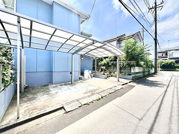 2台駐車可。雨風から大切な愛車を守るカーポート付きです！