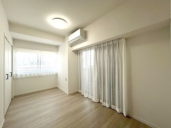 2面採光の洋室。窓から入り込む陽光がお部屋全体を優しく包み込みます！