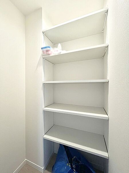 リビング収納。ここに収納があると物が集まるLDKがスッキリ片付きそうですね。