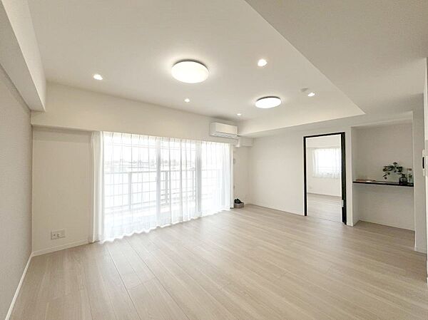 明るい陽光が注ぎ、寛ぎの雰囲気に満たされるダイニング。
