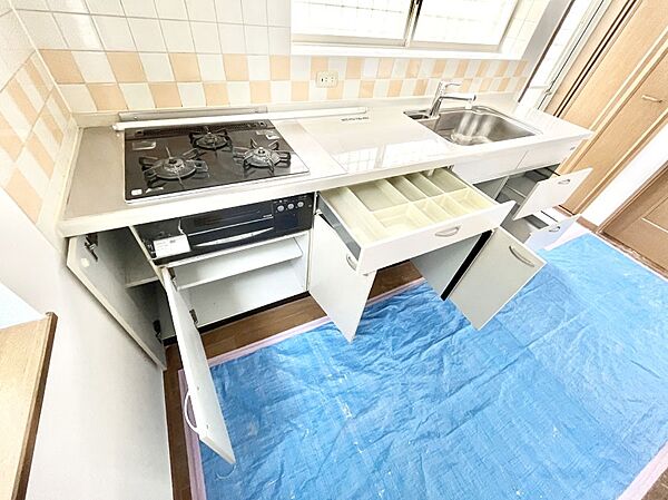 調理器具などもしっかり収納できます
