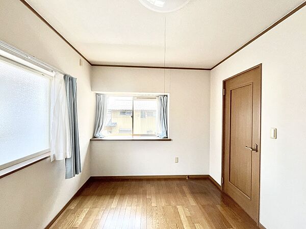 2面採光の洋室。窓から入り込む陽光がお部屋全体を優しく包み込みます！