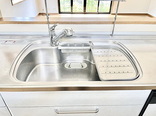 広々としたシンクでお料理やお皿洗いもラクラク快適に！