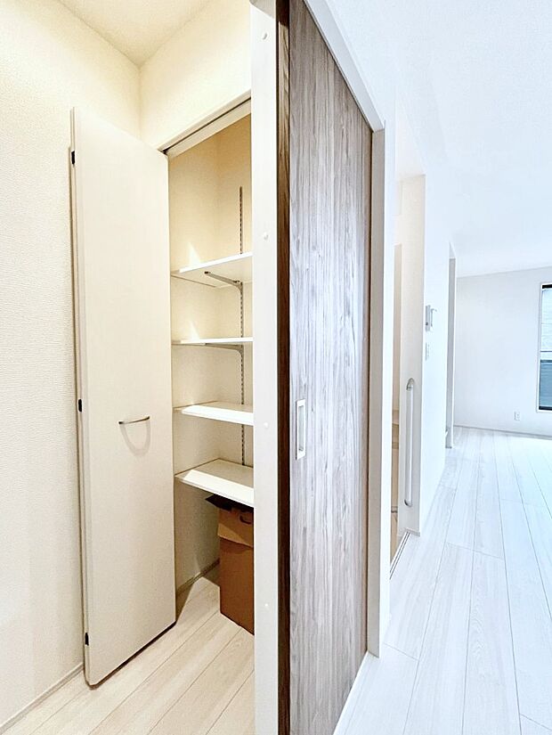 廊下収納。掃除道具や季節の小物を収納することができます。