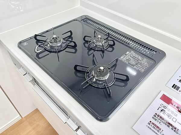 ガスコンロはＳｉセンサー搭載。火力調節や焦げ付き・消し忘れも防いでくれます。