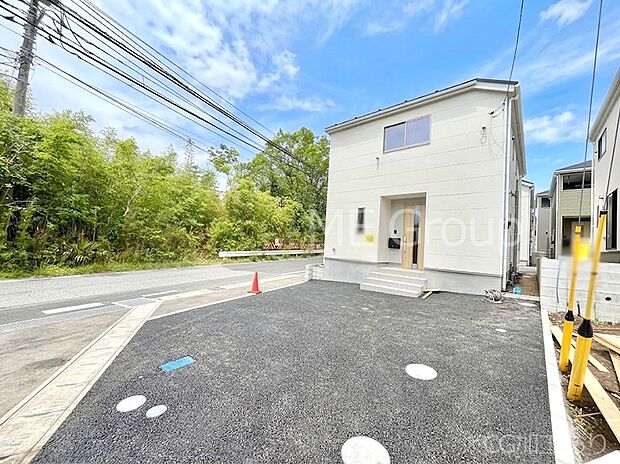 前面道路はきちんと整備されています  
