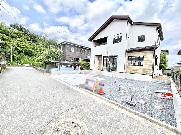 前面道路はきちんと整備されています  