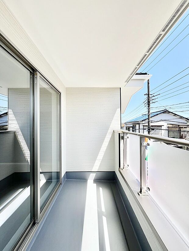 ゆったりバルコニーだから沢山お洗濯ものを干せます。