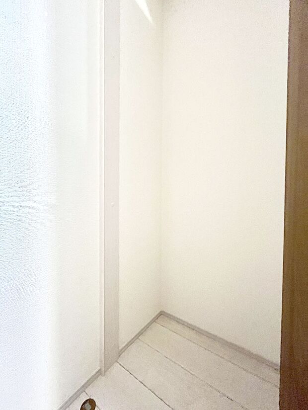 廊下収納。掃除道具や季節の小物を収納することができます。