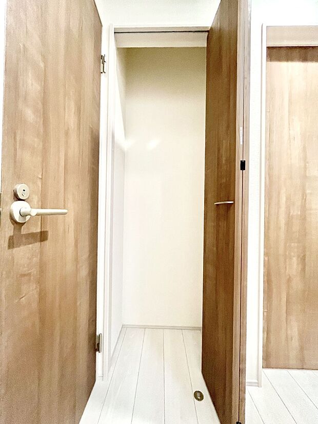 玄関ホール収納です。掃除道具やお出かけ用グッズの収納に便利です。