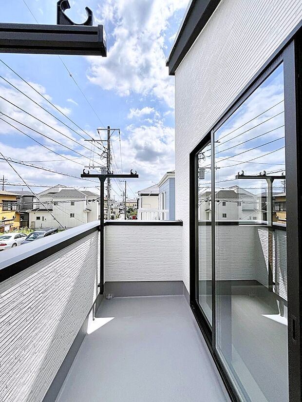 暖かな陽光が降り注ぐバルコニーはお洗濯におすすめ。爽やかな風も心地よいです。