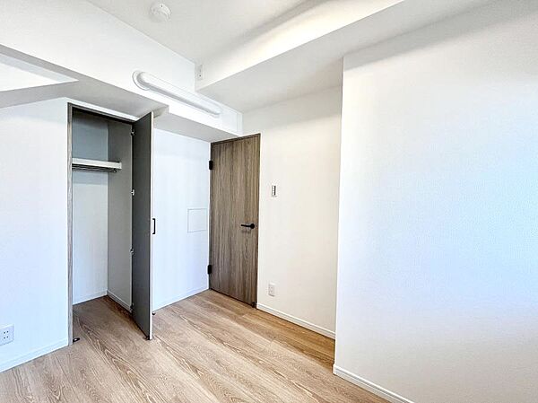 お子さまのお部屋としても！衣類の整理整頓に便利なクローゼット付きの洋室。