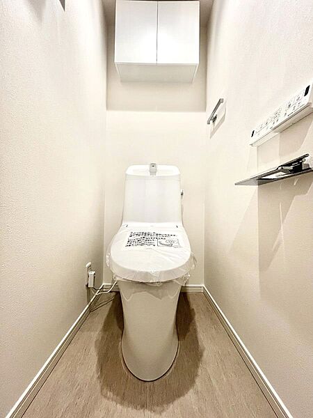 明るく清潔感のあるトイレです。