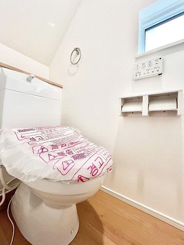 換気用小窓があり、明るく清潔な空間です。