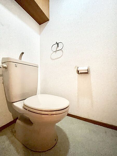 明るく清潔感のあるトイレです。