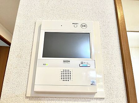 訪問者が一目でわかる安心のＴＶモニター付きインターホン。   