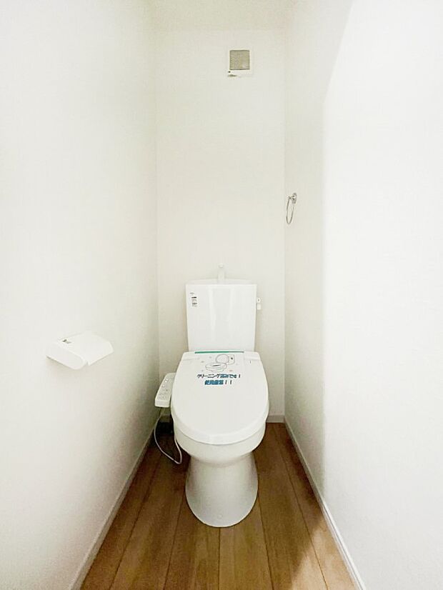 明るく清潔感のあるトイレです。