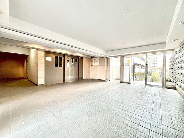 外観 綺麗なエントランスは、居住者を優しく迎えいれてくれます