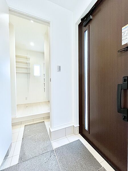 シューズインクローク付きの玄関。家族全員の靴や雨具などすっきり収納できます。