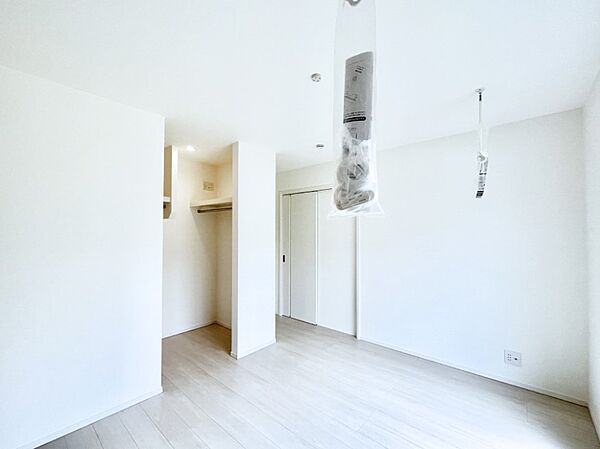 ウォークインクローゼットがあるお部屋。季節ごとの入れ替えも不要！室内物干し。