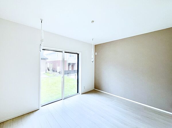 アクセントクロスがお洒落な7帖の洋室。室内物干し付きです。