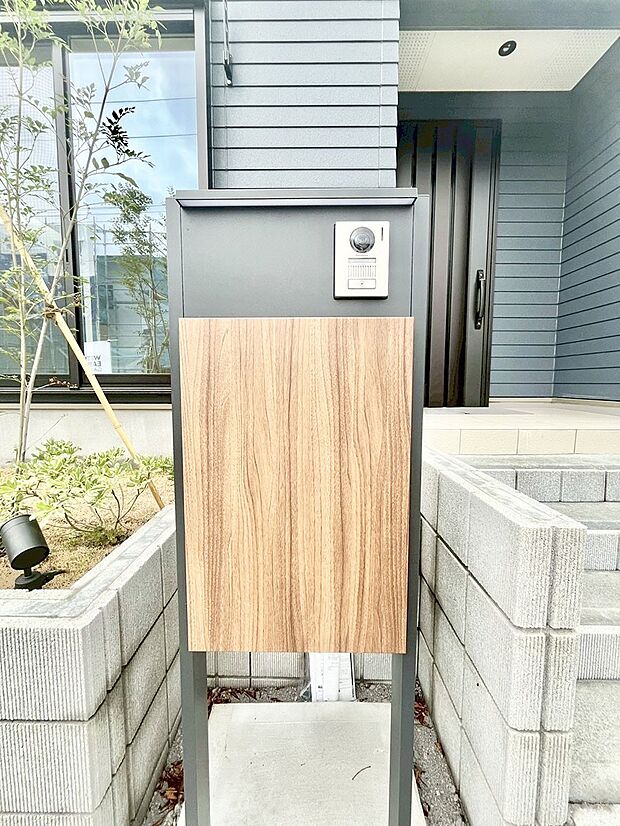 シンプルデザインのポスト。
